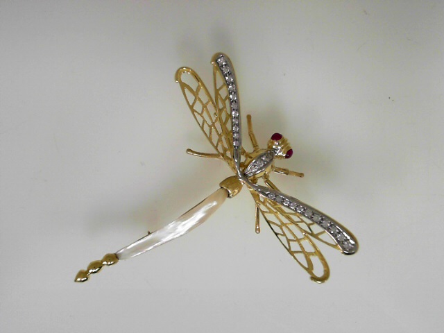 Estate Dragonfly 18 Yellow Gold Karat Diamond Brooch With Ruby Eyes & Pearl Tail
12.0 grams

Very Good Condition

Please keep in mind that when buying Estate items you are purchasing something that is pre-loved.  Most Estate items show signs of wear,