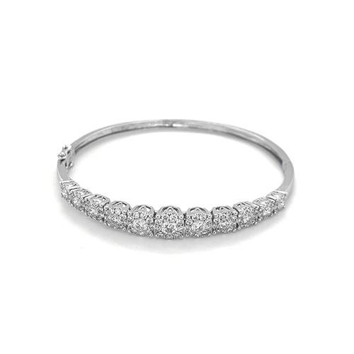 Forevermark 18 Karat White Gold Bangle Bracelet With 7=0.86Tw Forevermark Round  Diamonds And 103=1.60Tw Non Forevermark Round Diamonds