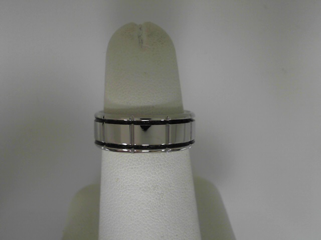 ESTATE  18 Karat White Gold & Black  8 mm Band (Verragio) Finger Size 9.5
 Cannot be sized

Very Good Condition

Please keep in mind that when buying Estate items you are purchasing something that is pre-loved.  Most Estate items show signs of wear,