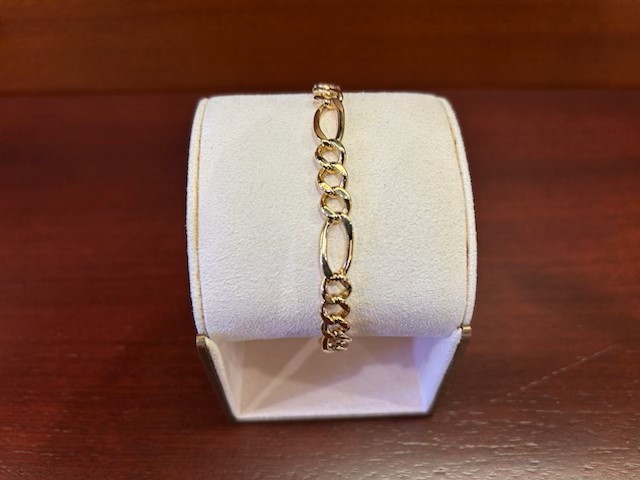 Estate Yellow Gold 14 Karat  Figaro Bracelet Length: 7.75 inches
7 mm in width
8 inches in length

15.1 grams

Very Good Conditiom

Please keep in mind that when buying Estate items you are purchasing something that is pre-loved.  Most Estate item