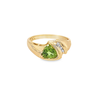 10K YELLOW GOLD ESTATE SIZE 7.25 WITH ONE 1.25CT TRILLIAN PERIDOT AND 5 0.05TW ROUND J SI2 DIAMONDS (TOTAL GRAM WEIGHT: 3.260) (ESTATE ITEM:  ALL SALES FINAL  AS IS  NO WARRANTY)
