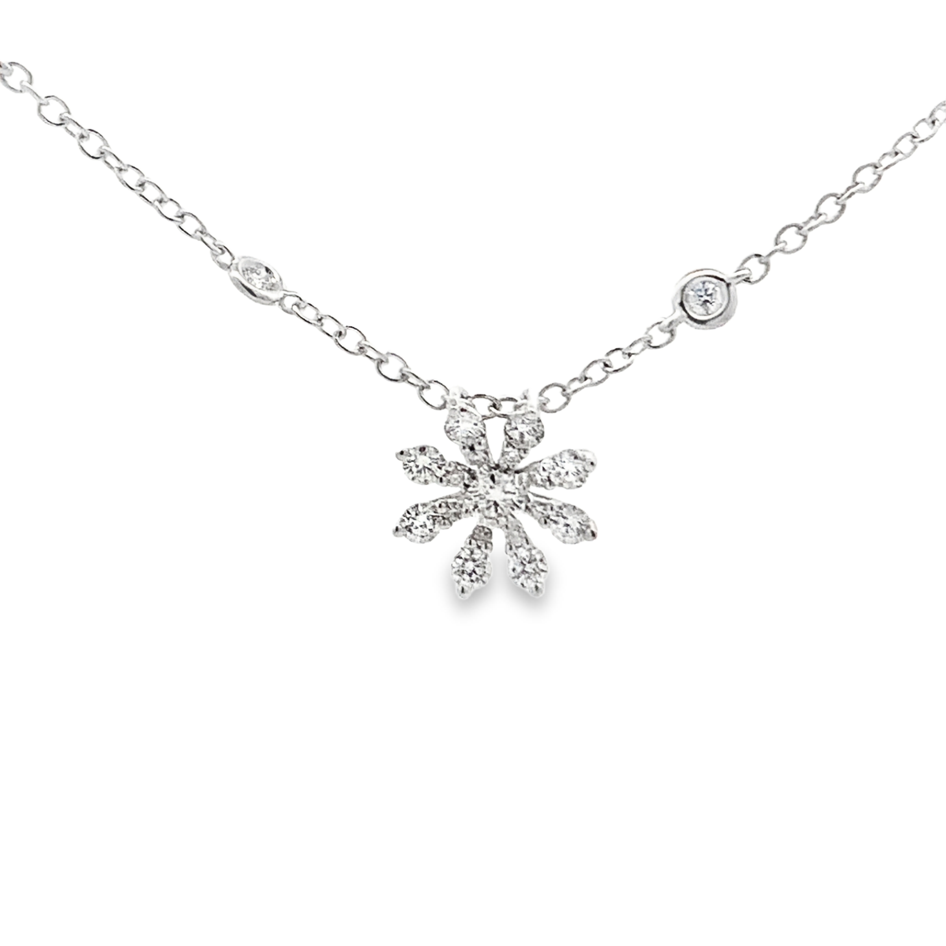 Damaso 18K White Gold Diamond Flower Pendant Necklace