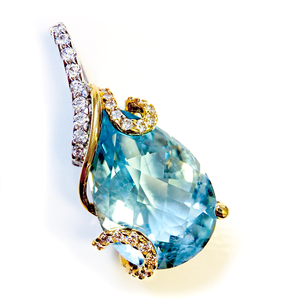 Parade 18K Two-Tone Aquamarine Pendant